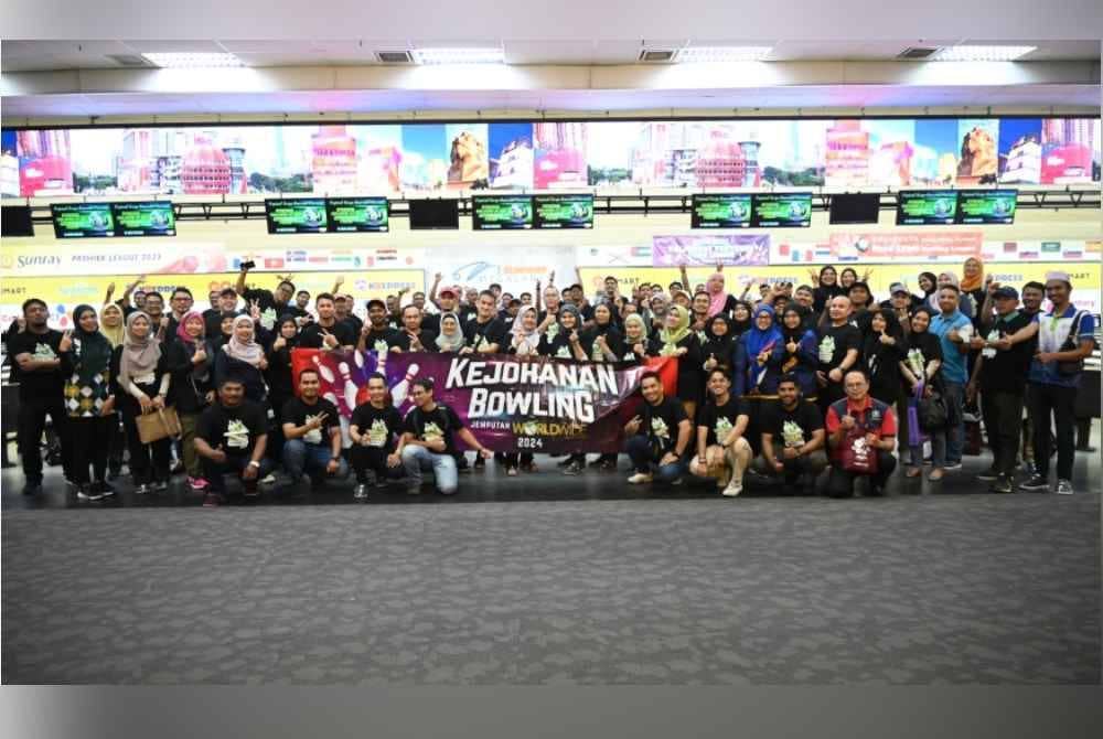 Norazlina (barisan dua dari depan, 11 dari kiri) bergambar bersama 41 pasukan yang berentap dalam Kejohanan Boling Jemputan Worldwide Environment 2024 di Sunway Megalanes, Sunway Pyramid.