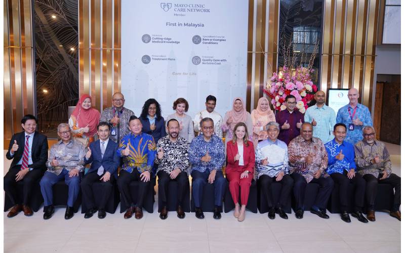 Dr Dzulkefly (duduk, tengah) bergambar bersama pengurusan tertinggi KPJ Healthcare, Mayo Clinic di KPJ DSH2 pada Jumaat.