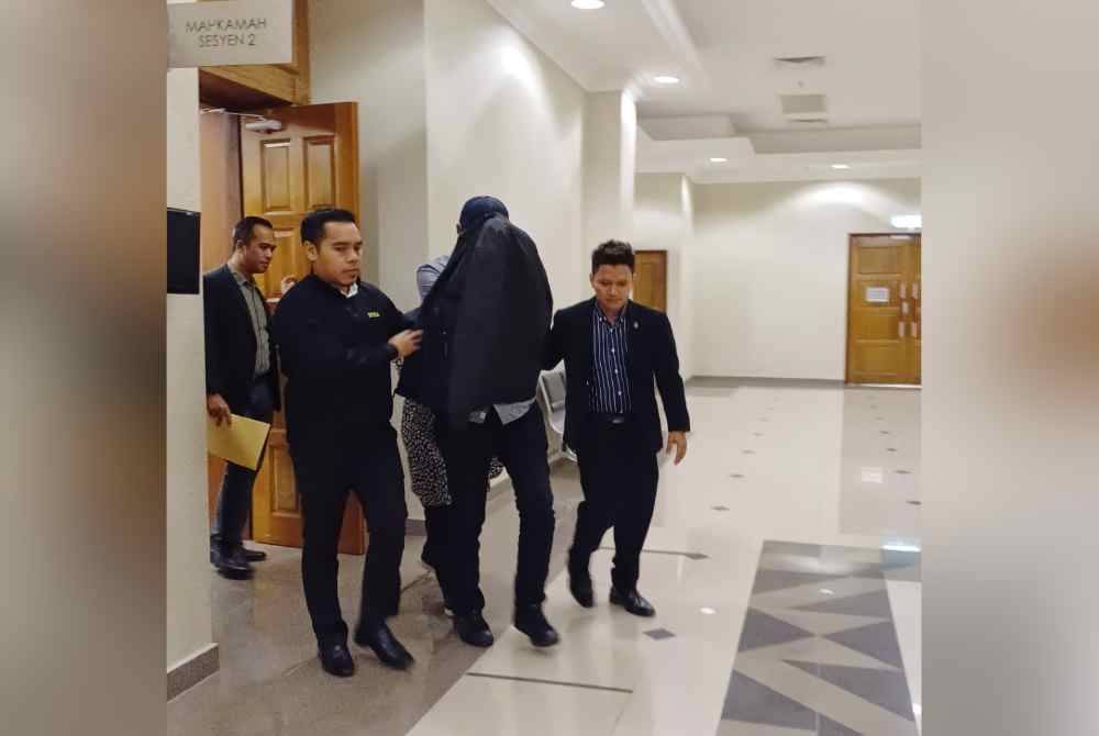 Shahril (tengah) mengaku tidak bersalah di Mahkamah Sesyen Kuantan pada Selasa atas 13 pertuduhan menyalahgunakan cek berjumlah RM54,742 empat tahun lalu.