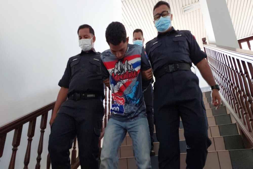 Mohamad Redwan (tengah) didakwa di mahkamah Sesyen di sini, pada Selasa kerana melakukan amang seksual fizikal terhadap pekerjanya.