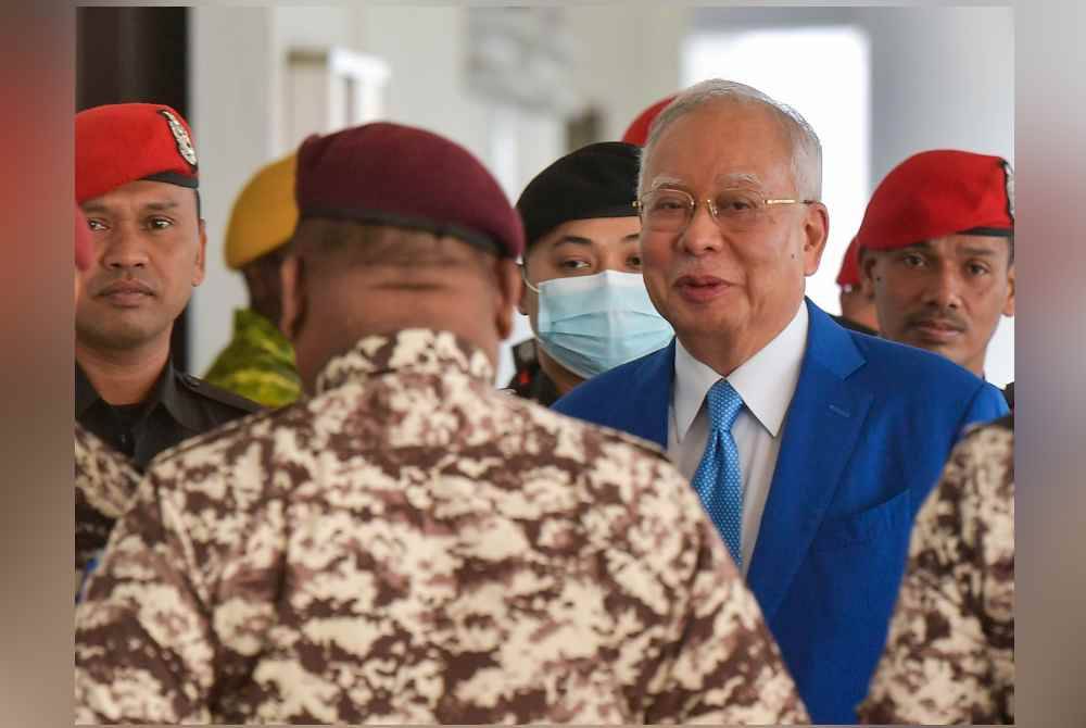 Najib ketika hadir bagi prosiding sambung bicara kes penyelewengan dana 1Malaysia Development Berhad (1MDB) yang dihadapinya di Mahkamah Tinggi pada Isnin. Foto Bernama
