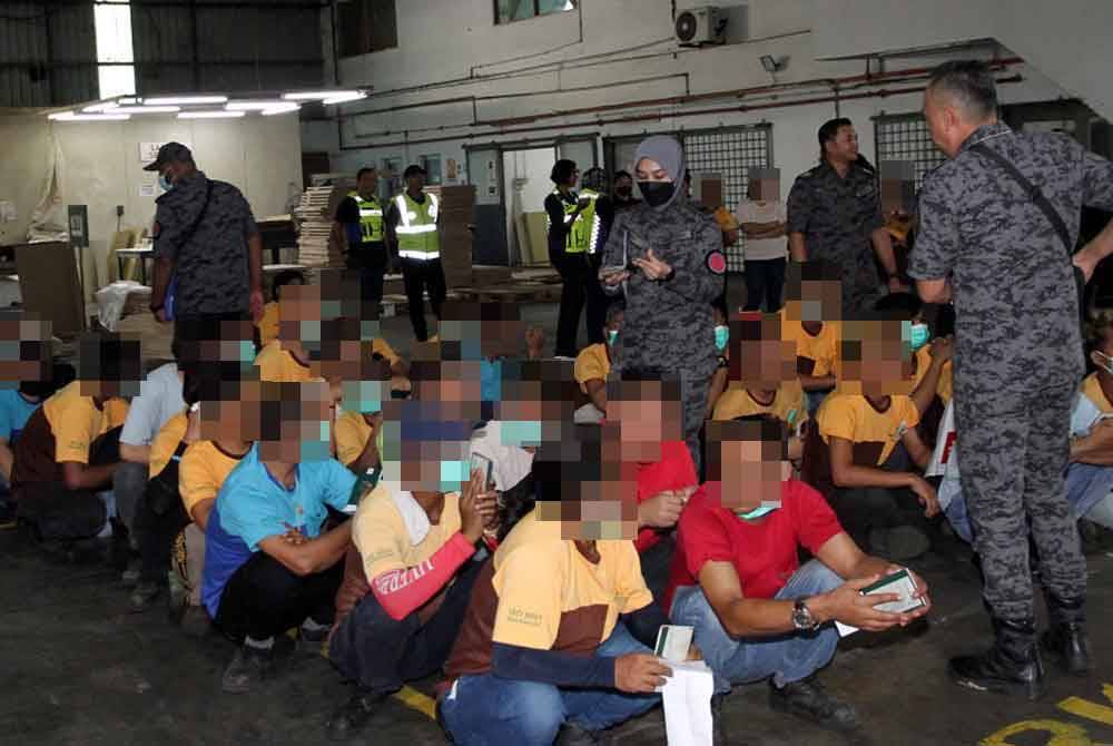Seramai 282 pekerja terdiri daripada warga asing daripada Myanmar, Nepal dan Indonesia termasuk warga tempatan diperiksa dalam Operasi Bersepadu Gegar Megah Buruh Paksa dan Pemerdagangan Orang di sebuah kilang hari ini. - Foto: Bernama