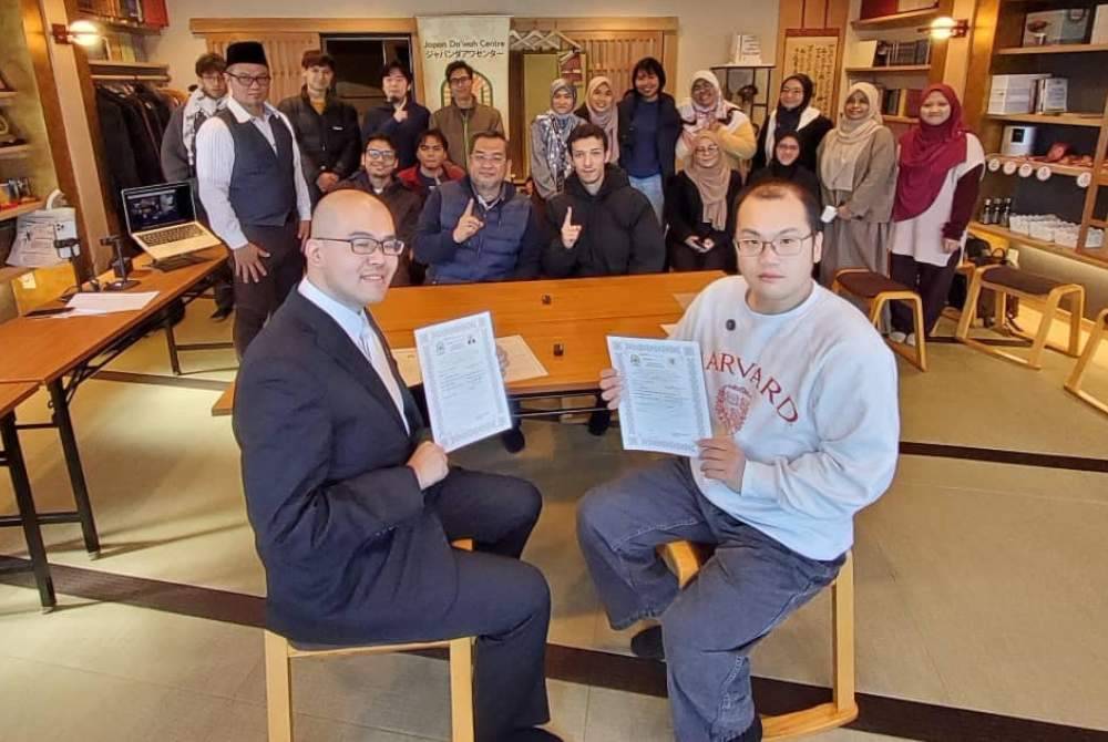 DUA orang saudara baharu, Hajime Nasu dan Yusuke Hori merakam kenangan selepas bersyahadah ketika sesi Lawatan Kerja USIM ke Jepun baru-baru ini. -Foto: Facebook Universiti Sains Islam Malaysia