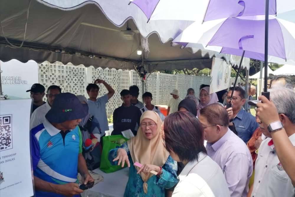 Wan Azizah melawat reruai pada majlis perasmian Taman Kejiranan Ikhlas Bandar Tun Razak pada Selasa.