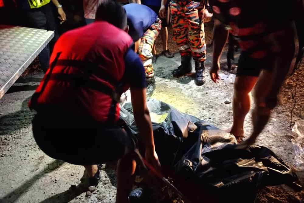 Mayat Aloysius Alfred, 13, ditemukan pada jam 9.50 malam Isnin oleh penduduk kampung tidak jauh dari lokasi dia hanyut.