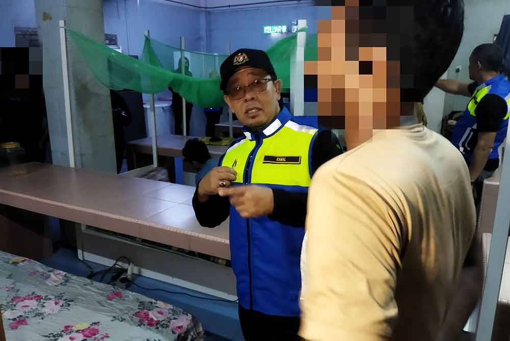 Kamal sedang menyoal siasat salah seorang pekerja asing ketika pemeriksaan dalam Ops Gegar di sebuah kilang pembuatan perabot pada Selasa.