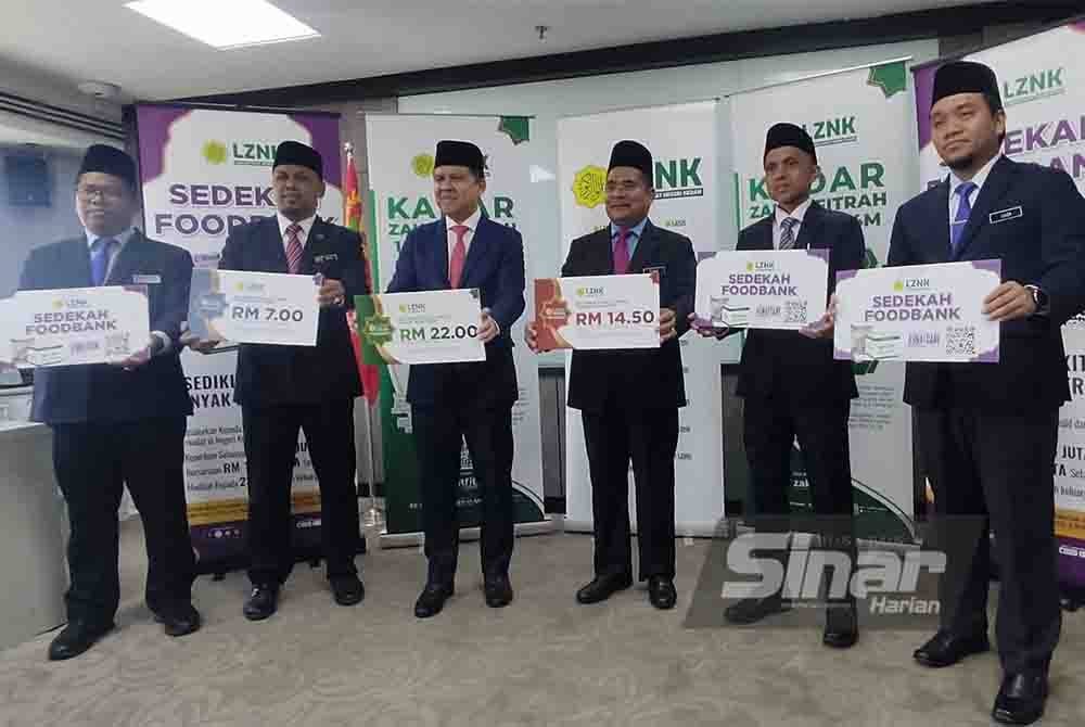 Norizan (tiga dari kiri) dan Zakaria (tiga dari kanan) selepas sidang media pengumuman kadar fitrah di Kedah bagi tahun 2024 di Menara Zakat, Alor Setar pada Selasa.
