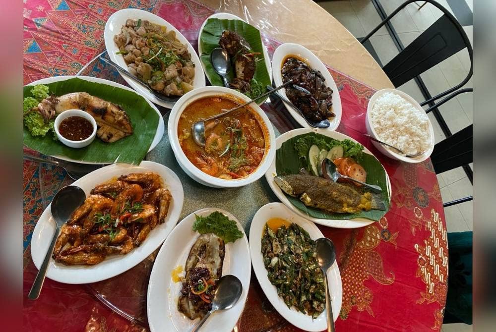 Antara hidangan istimewa yang terdapat di Restoran Chandat@Terapung yang terletak di Seksyen 14, Shah Alam.