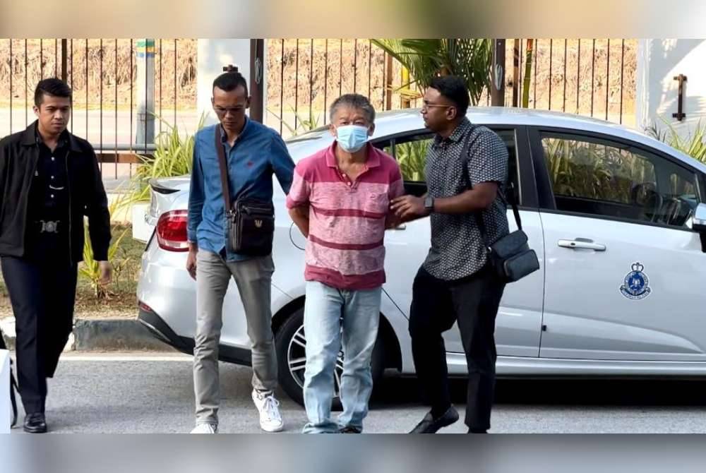 Chiang Chong (dua dari kanan) ketika dibawa ke mahkamah pada Selasa.