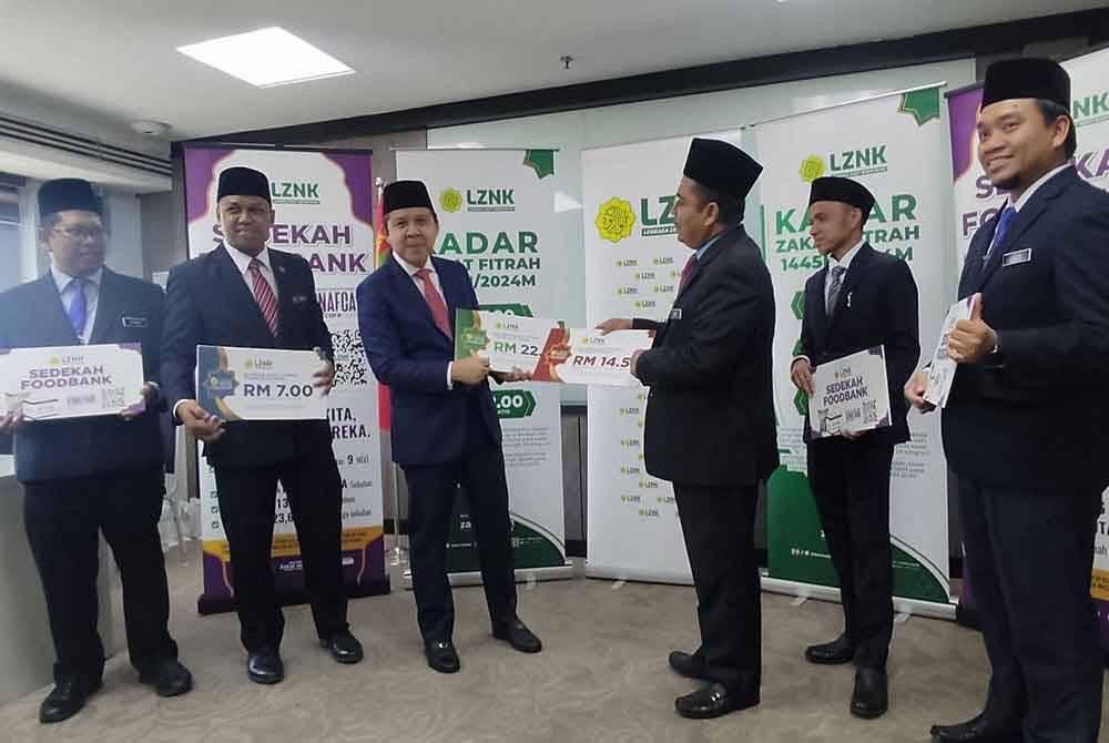 Norizan (tiga kiri) mengumumkan kadar fitrah negeri Kedah bagi tahun 2024 di Menara Lembaga Zakat Negeri Kedah, di sini, pada Selasa.