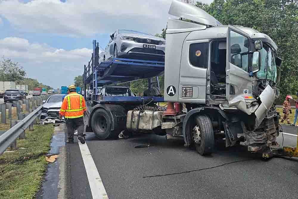 Treler dipercayai hilang kawalan sebelum merempuh lima kenderaan di Kilometer 184 Lebuhraya Utara-Selatan arah selatan pada Selasa.