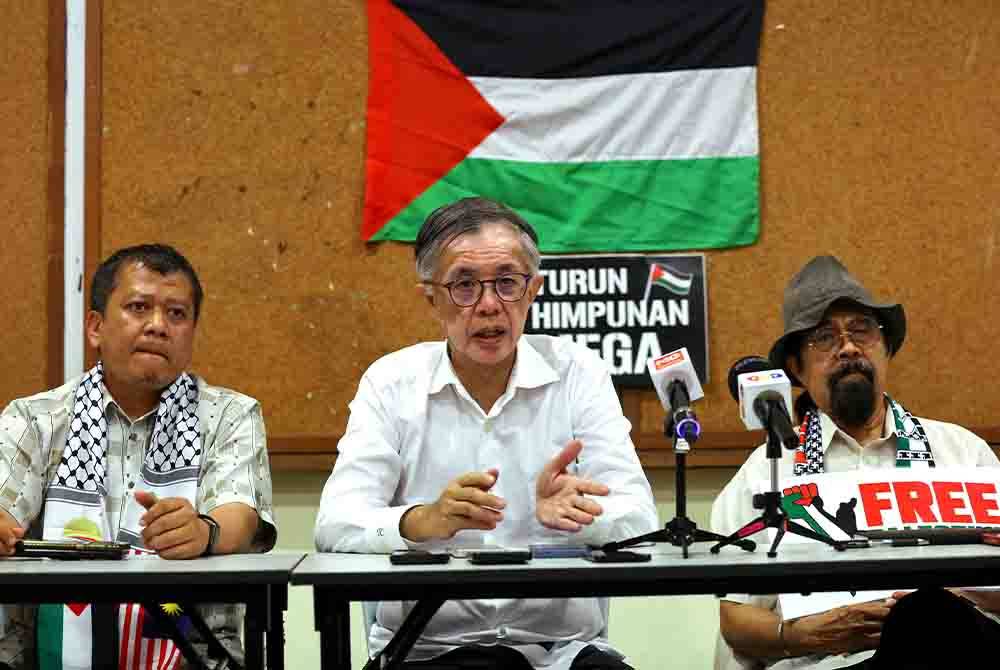 Tian Chua (tengah) bercakap pada sidang media Himpunan Mega Demi Palestin pada Selasa. Foto Bernama