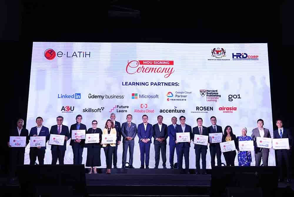 13 rakan strategik bergambar bersama selepas gimik menandatangani MoU di sini pada Selasa. - Foto HRD Corp