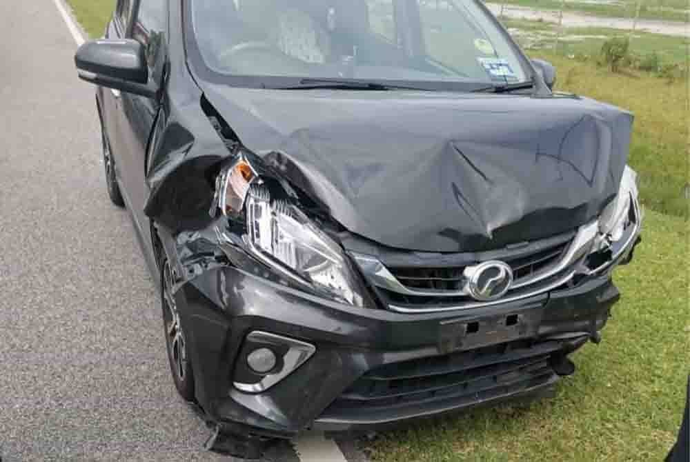 Sebuah kereta remuk selepas berlanggar dengan seekor lembu di Kampung Telok Sisik, Endau, Mersing baru-baru ini.