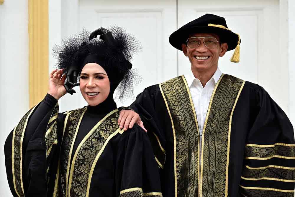 Melly Goeslaw bersama suaminya, Anto Hoed (kanan) selepas Majlis dan Sidang Media 'Apa Ada Dengan Melly and Friends' di Rumah Tangsi. Foto Bernama