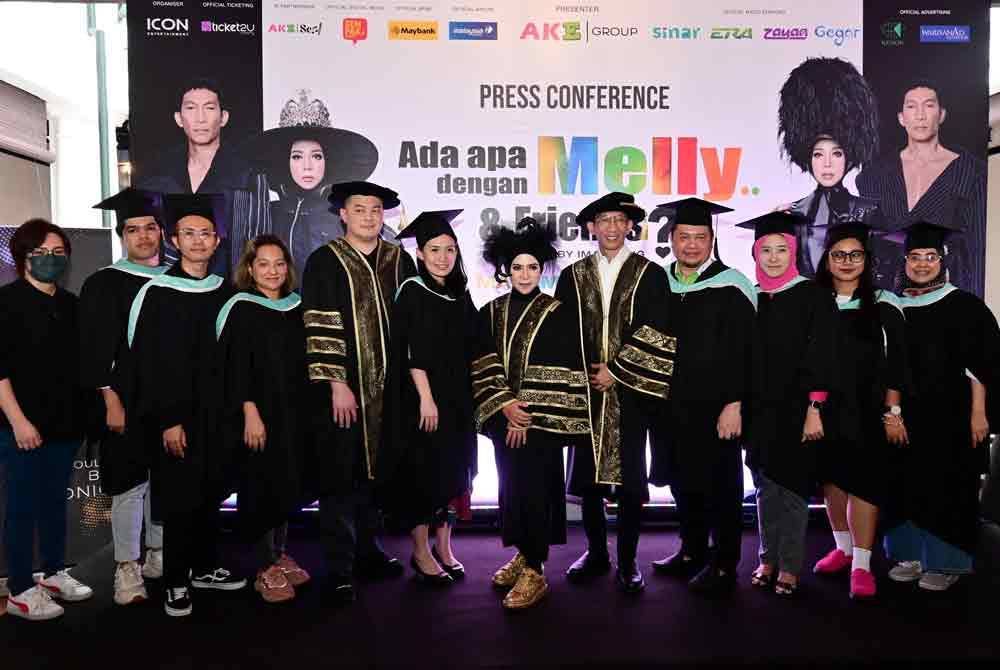 Melly Goeslaw bergambar bersama para graduan pada Majlis dan Sidang Media 'Apa Ada Dengan Melly and Friends' di Rumah Tangsi. Foto Bernama