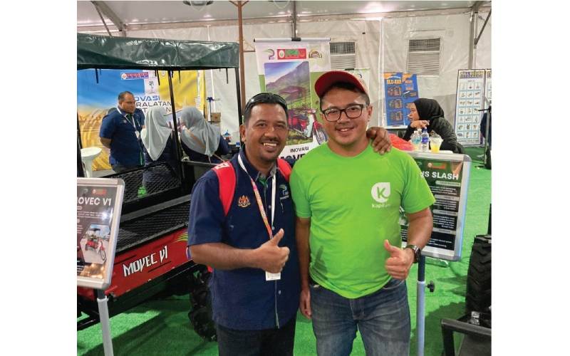 Nazrul Hazeri (kanan) merancang memanfaatkan geran KIIC 2023 untuk mempertingkatkan keupayaan aplikasi yang sedia ada selain usaha promosi.