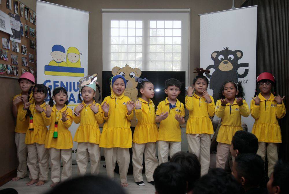 PELAJAR Genius Aulad turut membuat persembahan pada program pelancaran kempen tersebut. 