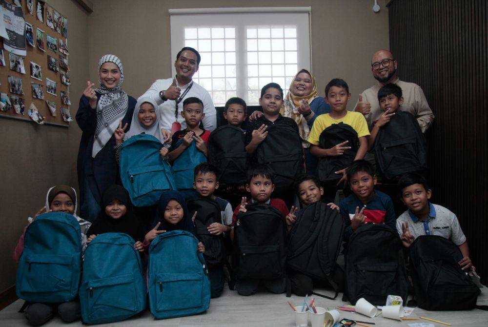 KIRA-KIRA 20 kanak-kanak daripada keluarga asnaf dan B40 diraikan dalam program pelancaran kempen First We Need Love di Puchong, Selangor. 