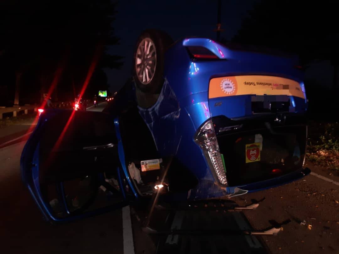 Seorang lelaki maut dirempuh sebuah kenderaan pelbagai guna (MPV) ketika sedang membaiki jalan di Jalan Senibong, awal pagi Rabu.Foto Bomba