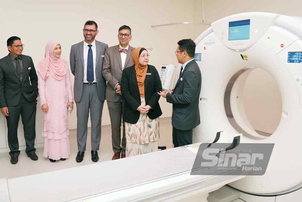 Timbalan Ketua Pengarah Kesihatan Malaysia Penyelidikan dan Sokongan Teknikal), Datuk Dr Nor Fariza Ngah melawat dan melihat kemudahan selepas merasmikan Hospital Columbia Asia Bukit Jalil pada Selasa.Foto Sinar Harian-ROSLI TALIB
