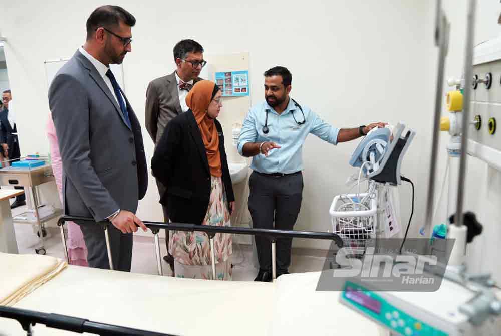 Timbalan Ketua Pengarah Kesihatan Malaysia Penyelidikan dan Sokongan Teknikal), Datuk Dr Nor Fariza Ngah melawat dan melihat kemudahan selepas merasmikan Hospital Columbia Asia Bukit Jalil pada Selasa.Foto Sinar Harian-ROSLI TALIB