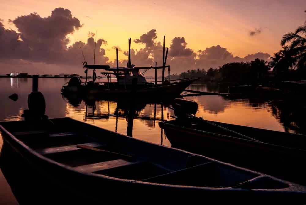 Dalam kalangan peminat fotografi landskap nama Kampung Jubakar Pantai, yang terletak menghadap Laut China Selantan, pasti berada dalam 'wishlist' mereka kerana lokasi itu menawarkan satu pengalaman berbeza apabila merakam magis matahari terbit. Foto: Bernama