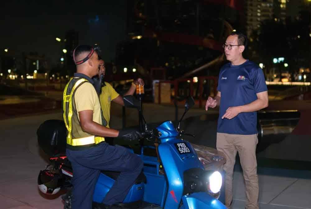 Joshua (kanan) berbual dengan pekerja MBPP ketika memgadakan pemeriksaan mengejut pada awal pagi Rabu.