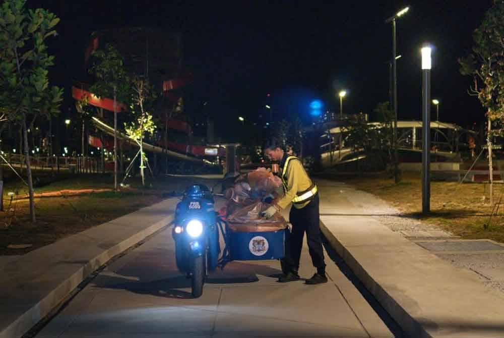 Pekerja MBPP mula bertugas pada jam 5 pagi dengan kerja-kerja pembersihan dan kutipan sampah dijalankan tiga kali setiap hari iaitu pada awal pagi, petang dan malam.