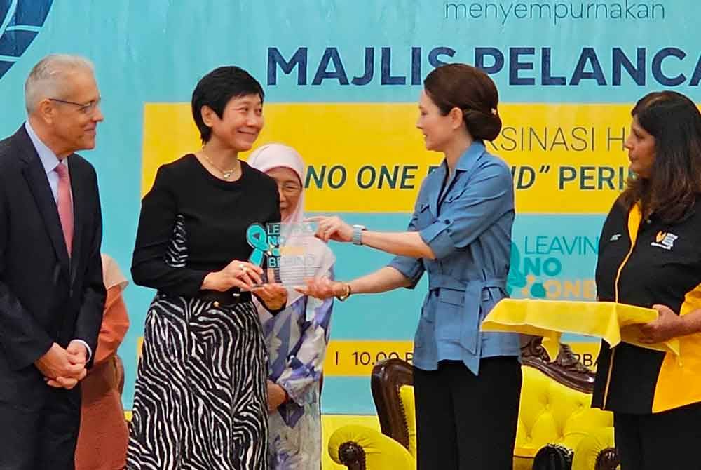 Tuanku Zara menyampaikan penghargaan kepada penaja dan NGO yang menjayakan program vaksinasi 'Human Papilloma Virus' (HPV) 'Leaving No One Behind' Peringkat Kebangsaan di Tambun pada Rabu.