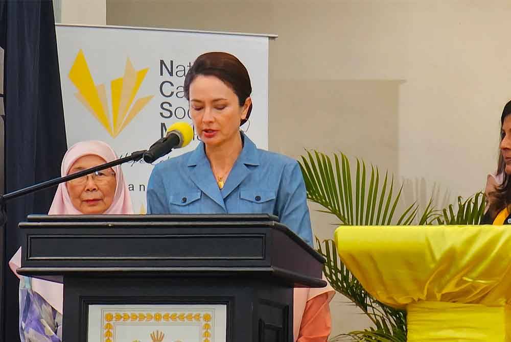 Tuanku Zara melafazkan perasmian dan gimik pelancaran program vaksinasi 'Human Papilloma Virus' (HPV) 'Leaving No One Behind' Peringkat Kebangsaan di Tambun.