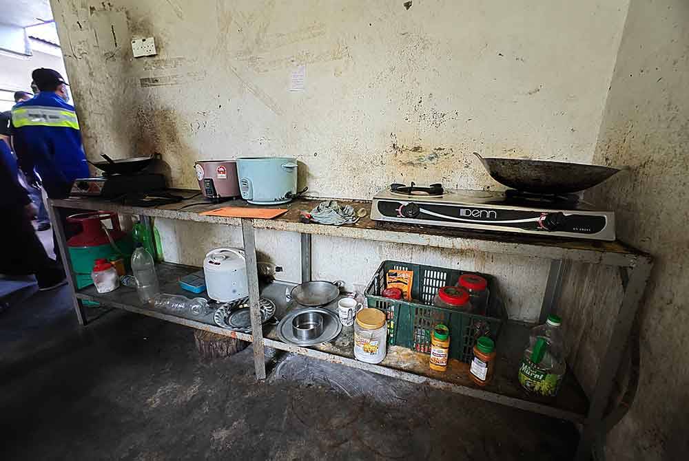 Keadaan bahagian ruang memasak di asrama pekerja warga asing yang diserbu JTK.