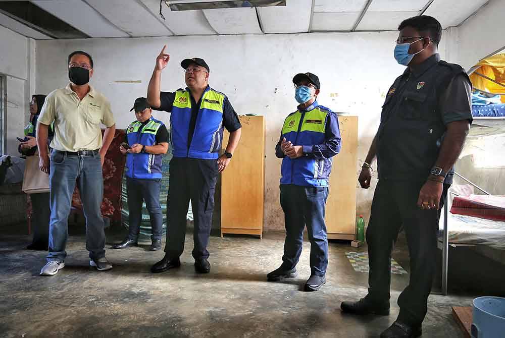 Kamal (dua dari kanan) dan Veerapan (kanan) mendengar penerangan daripada Roslan (dua dari kiri) berhubung kesalahan dilakukan majikan.