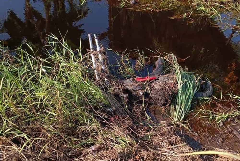 Keadaan motosikal berkuasa tinggi selepas terbabit kemalangan di Batu 21, Jalan Muar- Parit Sulong, pada Selasa. - Foto PDRM
