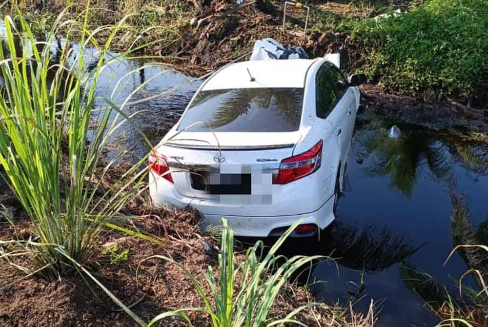 Keadaan kereta dalam parit selepas terbabit kemalangan. Foto PDRM
