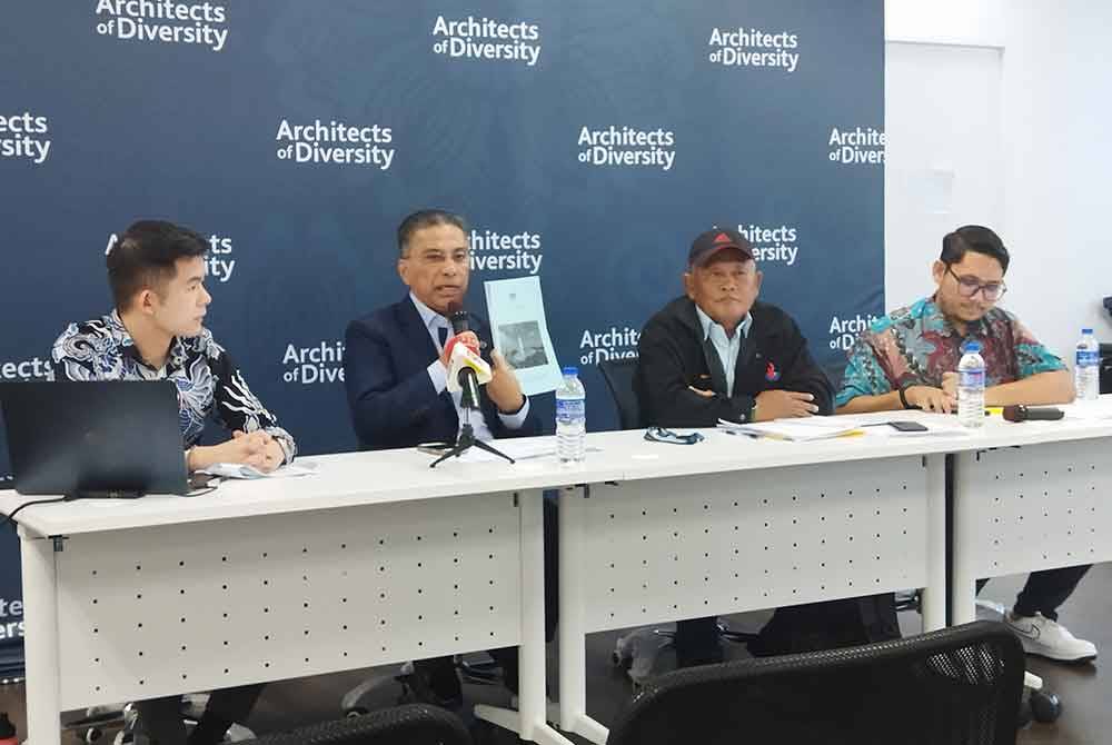 Syed Ibrahim (dua dari kiri) menunjukkan penyata berkaitan PLKN.