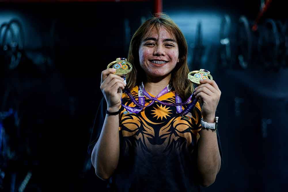 Nurul Izzah menunjukkan dua pingat emas yang dimenangi pada ACC 2024 di New Delhi baru-baru ini. Foto Bernama