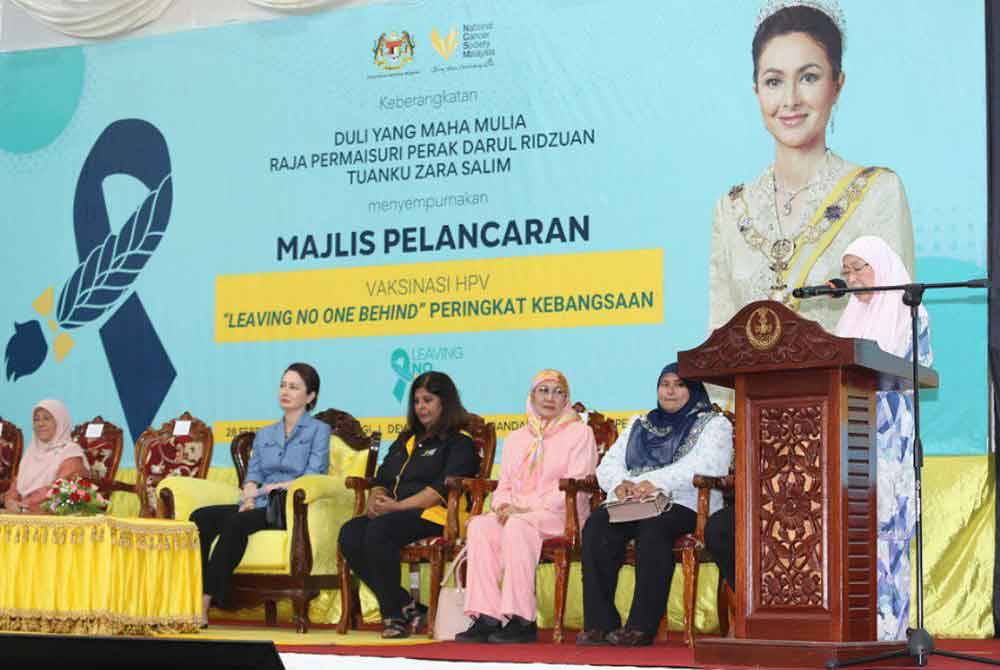 Wan Azizah ketika berucap pada pelancaran Program Vaksinasi HPV 'Leaving No One Behind' Peringkat Kebangsaan yang disempurnakan Raja Permaisuri Perak, Tuanku Zara Salim di Dewan Serbaguna Bandar Baru Tambun pada Rabu.