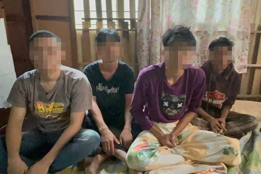 Empat lelaki warga Myanmar yang ditahan imigresen di sebuah rumah di Pengkalan Kubor, Kelantan pada Sabtu.