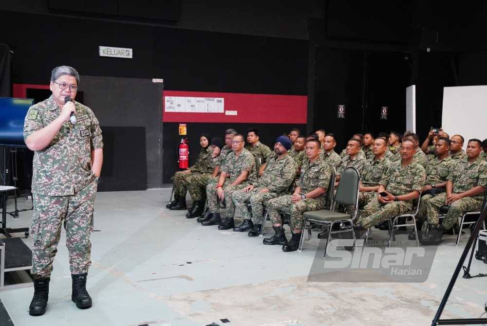 Mohd Firdauz memberikan taklimat ketika kunjungan Unit 40 Rejimen Pakar Pelabuhan Rejimen Askar Jurutera Diraja (RAJD) Askar Wataniah (AW) ke Karangkraf pada Rabu.