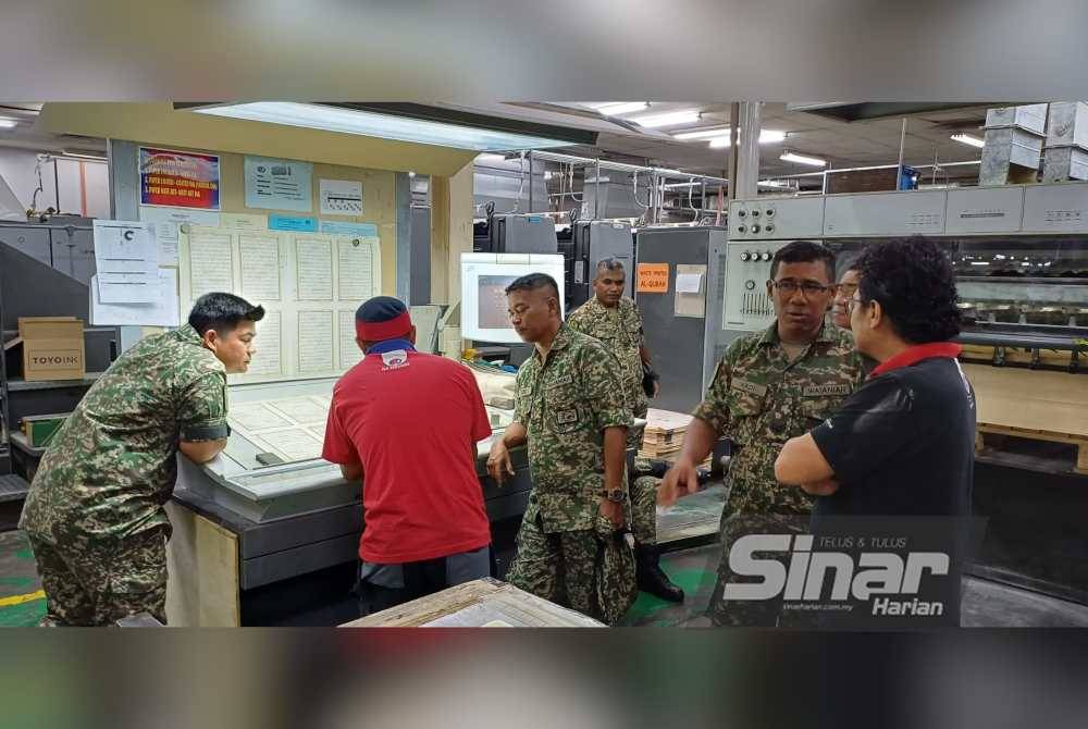 Unit 40 Rejimen Pakar Pelabuhan Rejimen Askar Jurutera Diraja (RAJD) Askar Wataniah (AW) ketika lawatan di kilang pengoperasian akhbar pada Rabu.