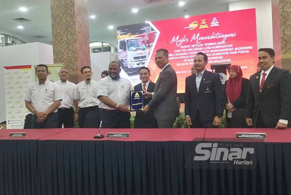 Suee Lim (tengah) menyaksikan majlis tandatangan SST antara MPS diwakili Mohd Yazid dengan KDEBWM oleh Ramli.