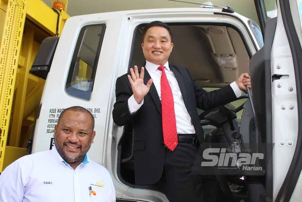 Suee Lim menaiki lori kompaktor baharu yang akan digunakan di MPS.