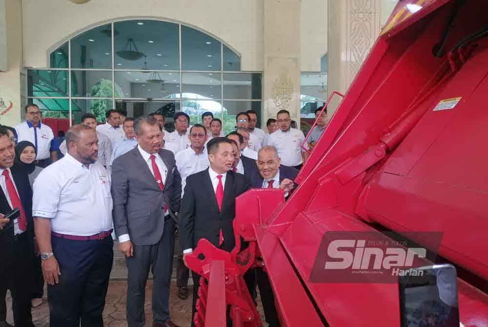 Suee Lim (dua dari kanan) melihat kompaktor baharu yang akan digunakan di MPS susulan lanjutan perkhidmatan kutipan sampah di PBT itu bermula Mac ini.