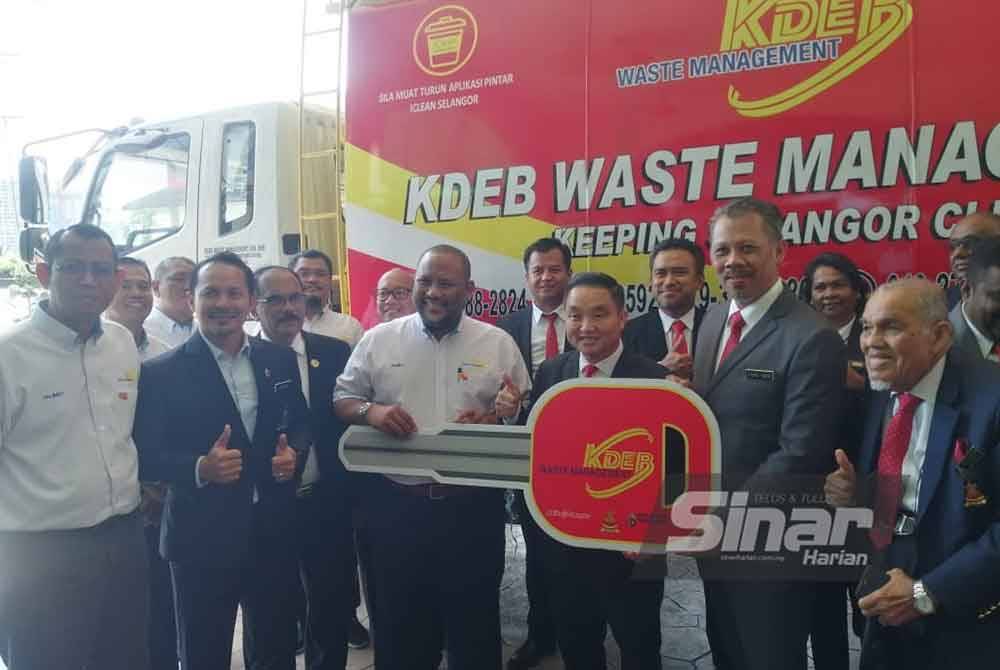 Pelancaran lori kompaktor dan imej baharu KDEBWM yang lebih segar, responsif dan efektif bagi menguruskan sisa pepejal di Selangor.