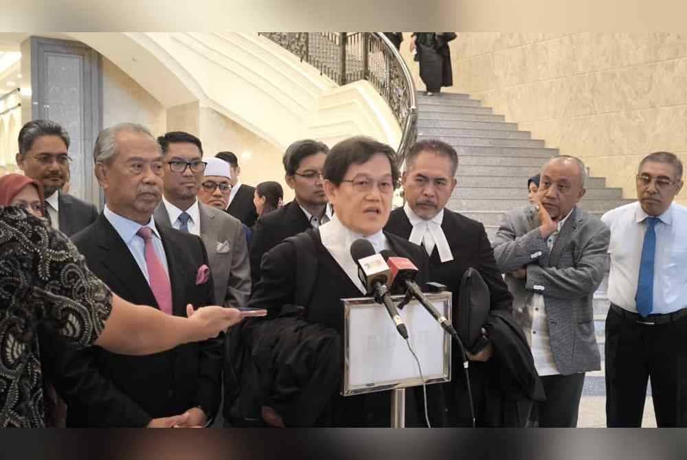 Muhyiddin (kiri) hadir ke Mahkamah Rayuan Putrajaya pada Rabu, bagi prosiding rayuan pihak pendakwaan berhubung pembebasannya dalam empat kes rasuah mencecah RM232.5 juta.