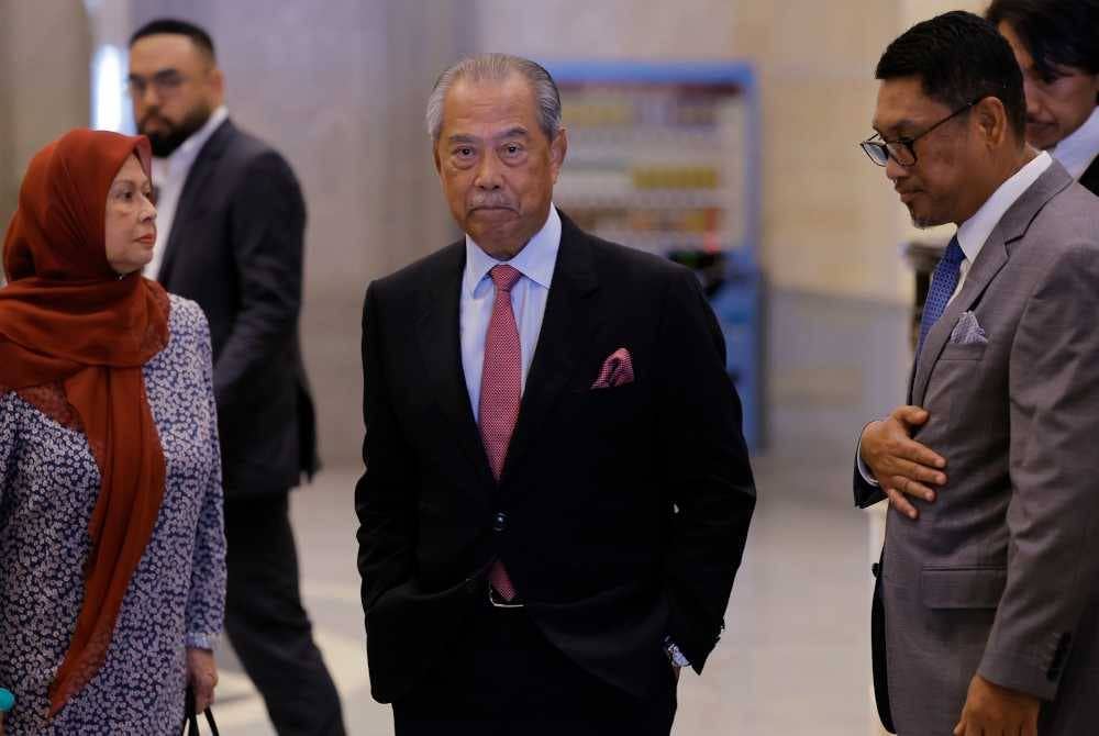 Bekas Perdana Menteri Tan Sri Muhyiddin Yassin keluar dari Mahkamah Rayuan hari ini selepas mahkamah memerintahkan kes salah guna kedudukan bagi mendapatkan suapan berjumlah RM232.5 juta untuk Parti Bersatu berkaitan Projek Jana Wibawa, dikembalikan ke Mahkamah Sesyen untuk tindakan lanjut. Foto Bernama