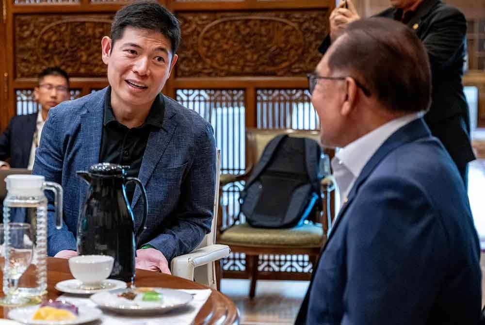 Semasa pertemuan tersebut, Anthony membentangkan mengenai potensi pelaburan oleh Grab di Malaysia. Foto FB Anwar Ibrahim