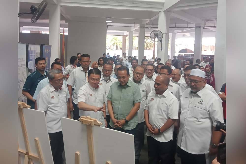 Kor Ming (dua dari kiri) bersama Ahmad Samsuri (tengah) ketika melakukan lawatan di Pasar Payang 1 pada Rabu