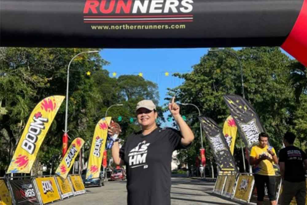 Jasmin memakai topi ketika melakukan aktiviti luar berikutan cuaca panas melanda Kedah.